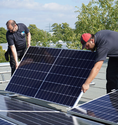Photovoltaik-Experten von AkkuSmart bei der Installation einer PV-Anlage.