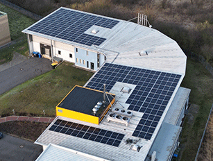 Photovoltaik-Anlage von AkkuSmart auf dem Dach der Mecklenburger Fleischwaren GmbH.