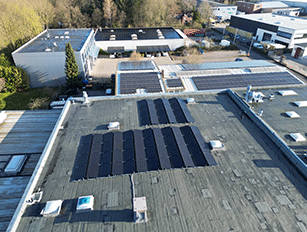 PV-Energiesystem von AkkuSmart auf dem Dach der Tischlerei & Raumausstattung Tobias GmbH.